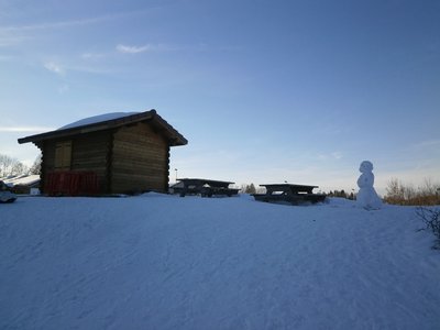 Tables de pique-nique au départ des pistes à Saint-Laurent en Grandvaux